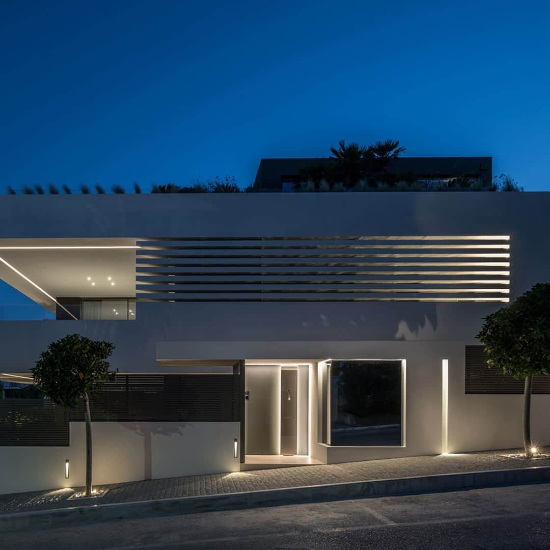 B&B Italiaのインスタグラム：「An architectural gem. From the sharp edges and cantilevered surfaces to the carefully chosen furnishings, every detail works together to elevate Rafina Hills Residence to the pinnacle of modern living.  @g_sfakianakis @deloudis_  Photography by Giorgios Sfakianakis  Architect: Moustroufis Architects  #bebitalia #design #Athens #Greece」