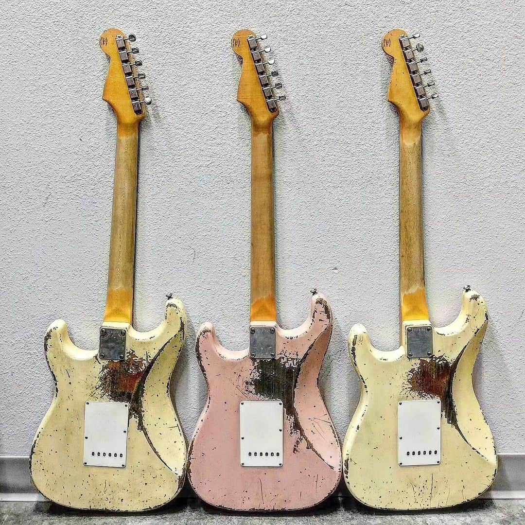 Fender Guitarさんのインスタグラム写真 - (Fender GuitarInstagram)「They say good things come in threes! Kick off your #Straturday with these beauties built by @jsmith_fendercustomshop in the @fendercustomshop. Tag two people you'd rock out on these with.」6月11日 1時01分 - fender