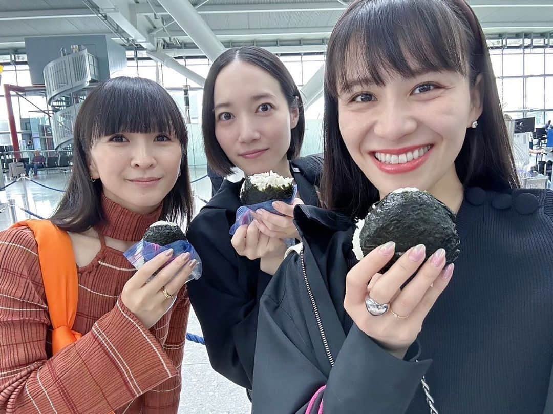 西脇綾香さんのインスタグラム写真 - (西脇綾香Instagram)「🍙🍙🍙 このヨーロッパを一緒にまわってくれた母たち、 私たちがマドリードへ向かうとき、ロンドンのホテルのお部屋で朝からご飯を炊いて、おにぎりを持たせてくれた。 大きなおにぎりが一つずつジップロックにみっちり入ってて、 袋の中は湯気で結露してた。 きっと炊き立てですぐにぎってくれて 熱々を届けてくれたんじゃろうなぁ、て。 ありがとう、おかあやん。  すぐに空港で3人で食べたよ。 パワー漲った。  Coachella を思い出すね。 https://www.instagram.com/p/B_Q7m9AHa_C/?igshid=MzRlODBiNWFlZA==  #おにぎり #お母さん #mom #手作り  #coachella2019 #あ〰️ちゃん」6月11日 1時13分 - a_chan.prfm_p000001