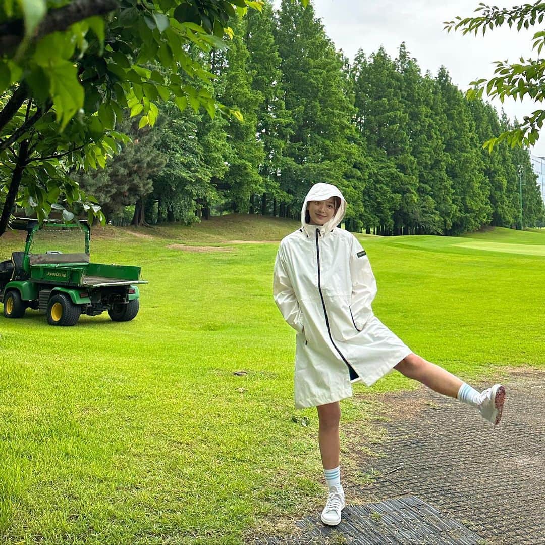 ソン・ジインさんのインスタグラム写真 - (ソン・ジインInstagram)「비가 와도 너무 즐거웠던 라운드⛳️ 라베한 사람🙋‍♀️ #cornergreen #코너그린 #골프레인웨어」6月11日 1時13分 - wivina_jiin