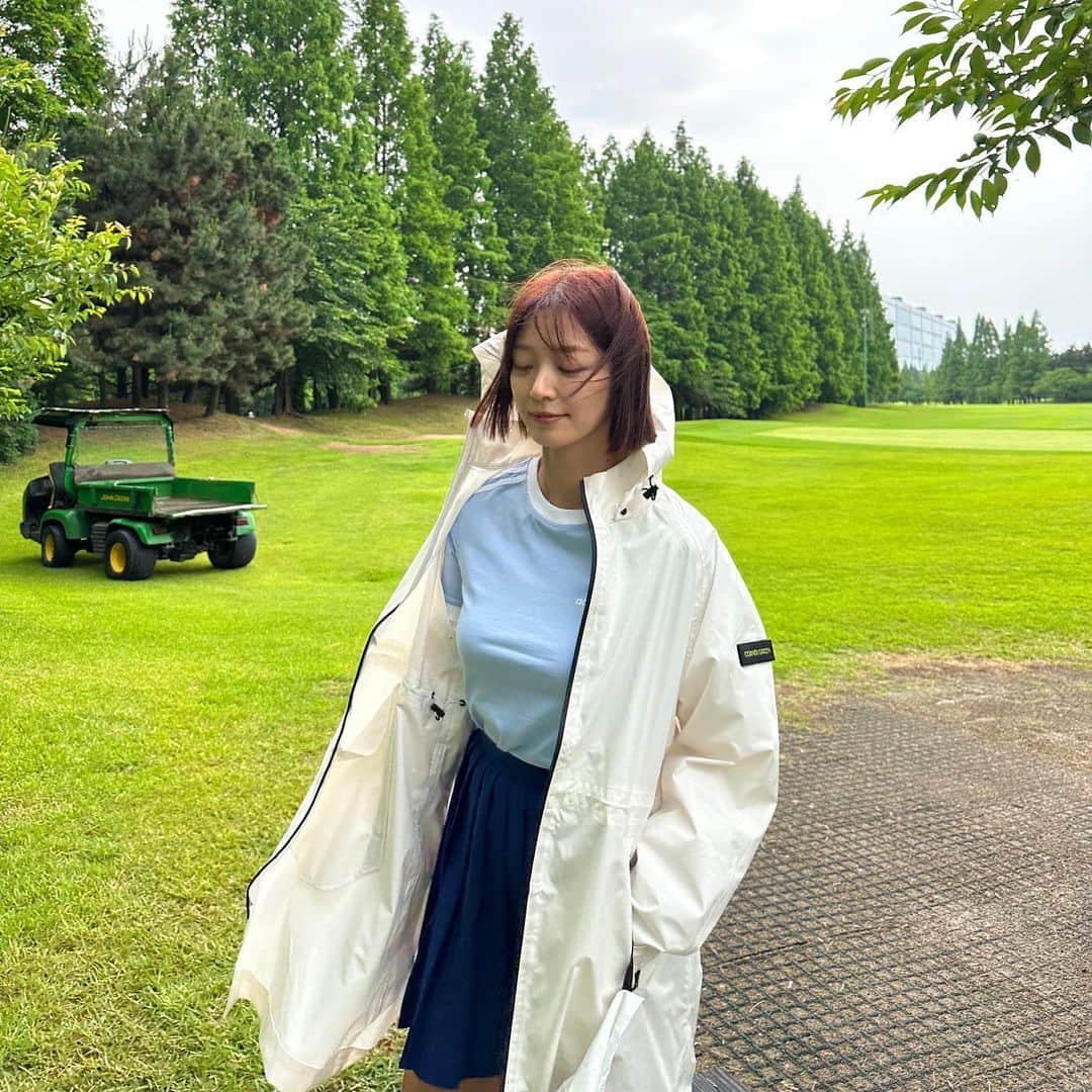 ソン・ジインのインスタグラム：「비가 와도 너무 즐거웠던 라운드⛳️ 라베한 사람🙋‍♀️ #cornergreen #코너그린 #골프레인웨어」