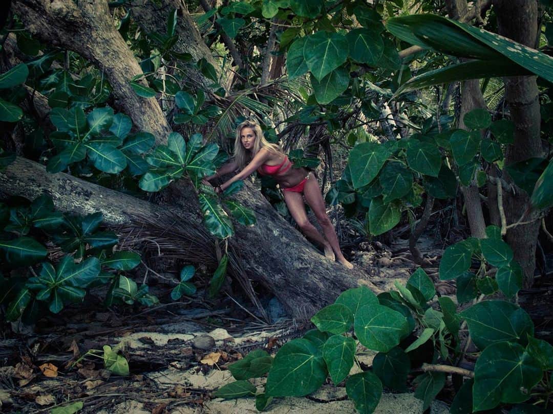 ジェネビーブ・モートンのインスタグラム：「What a treat to get a few pictures I have NEVER seen before from @troyzan taken during the Sports Illustrated Swimsuit shoot I Did in Fiji. Did you know that @turtlefiji is where they shot the movie “The Blue Lagoon” with Brooke Shields? #fiji #turtleisland」
