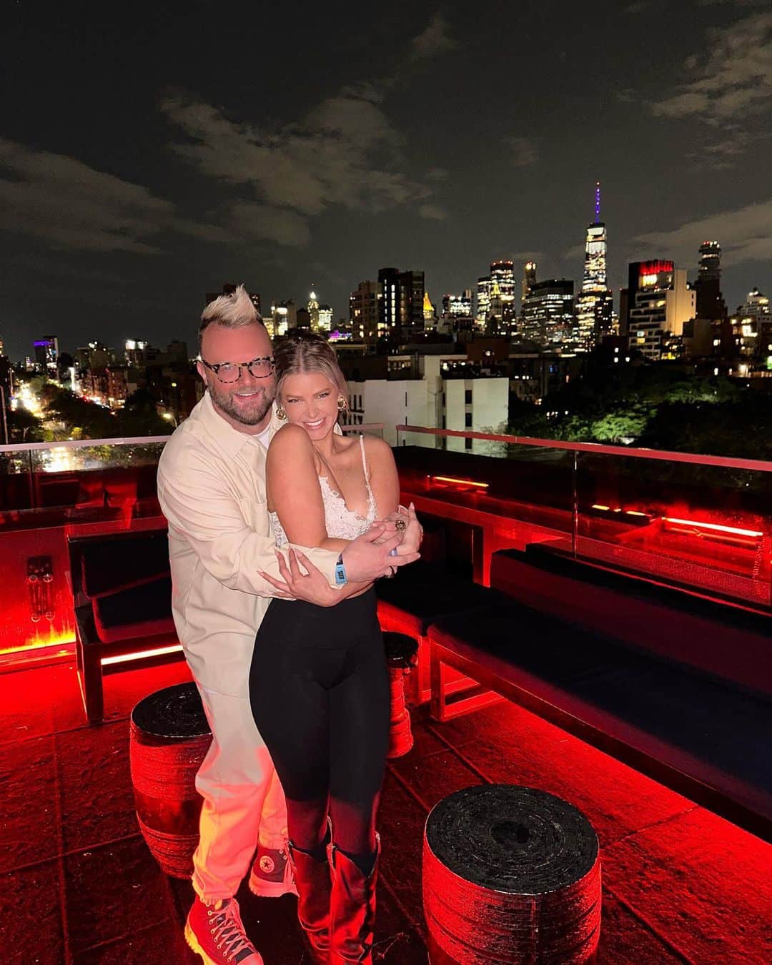 アリアナ・マディックスのインスタグラム：「same best friends, same iconic pose, but make it new york 🗽」