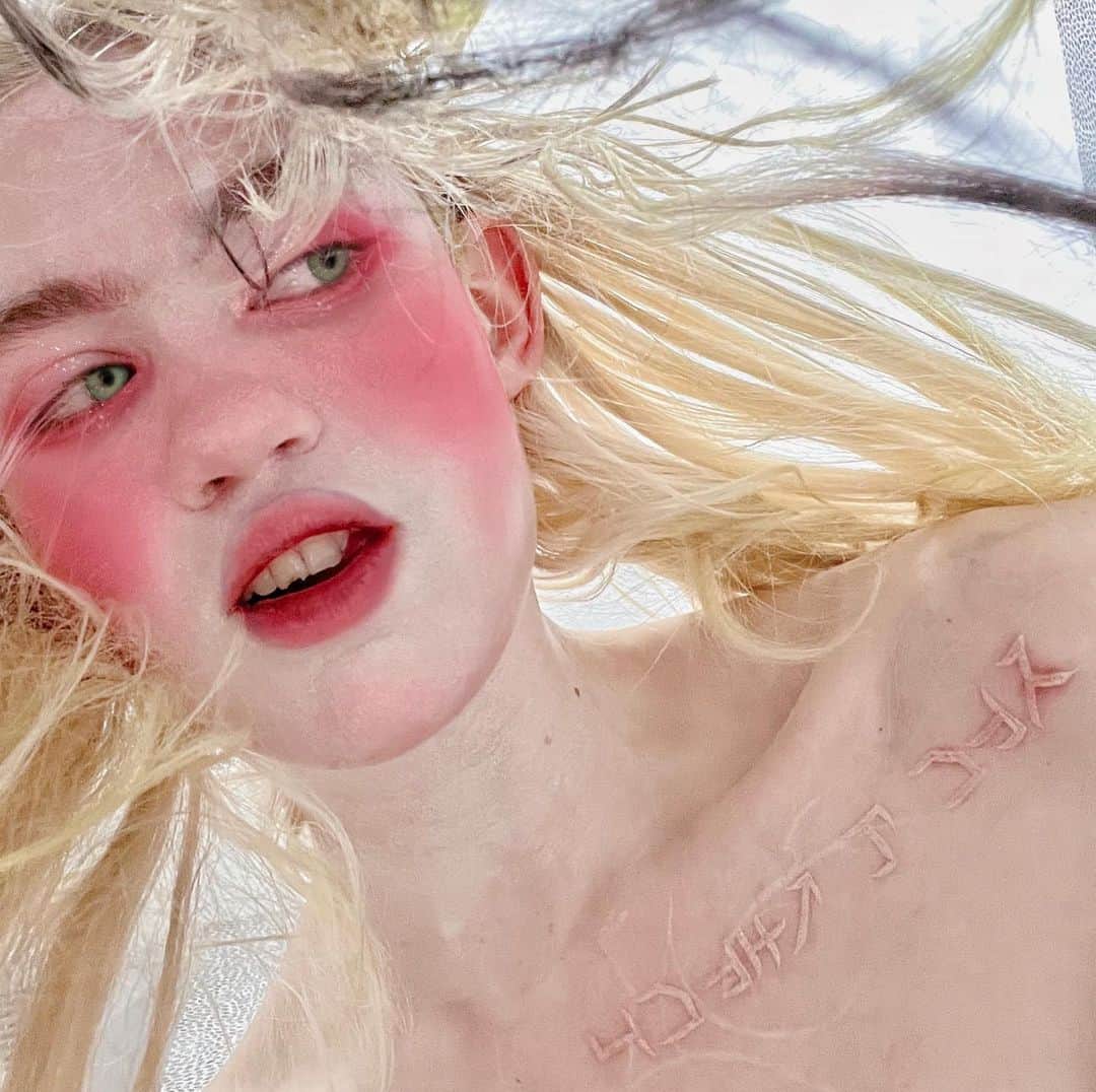 グライムスのインスタグラム：「Alien scars by @zhenja_tttr 🪐  (Ps listen to new music! Link in bio」