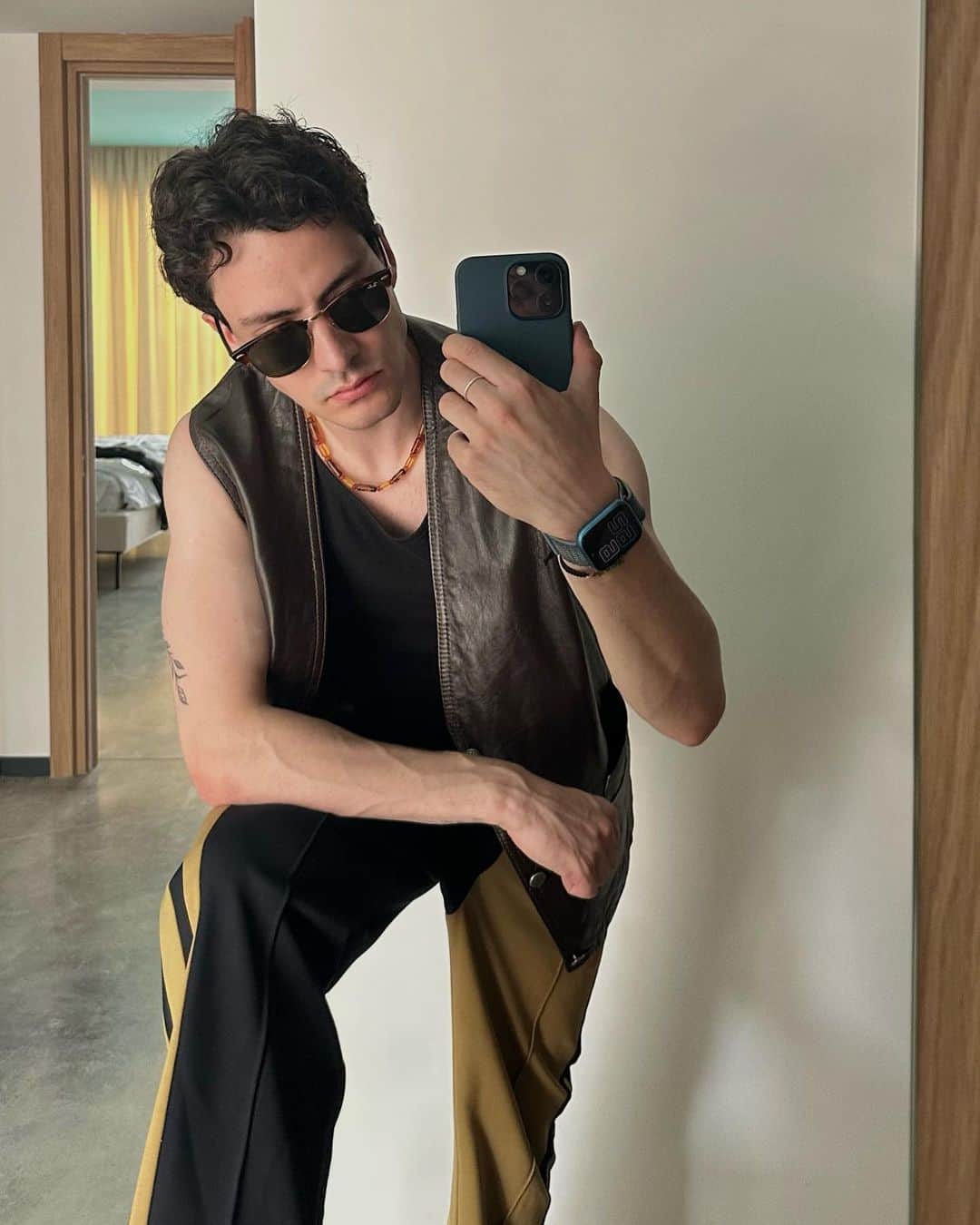 グリコリー・スミルノフのインスタグラム：「Vintage tee, brand new phone」