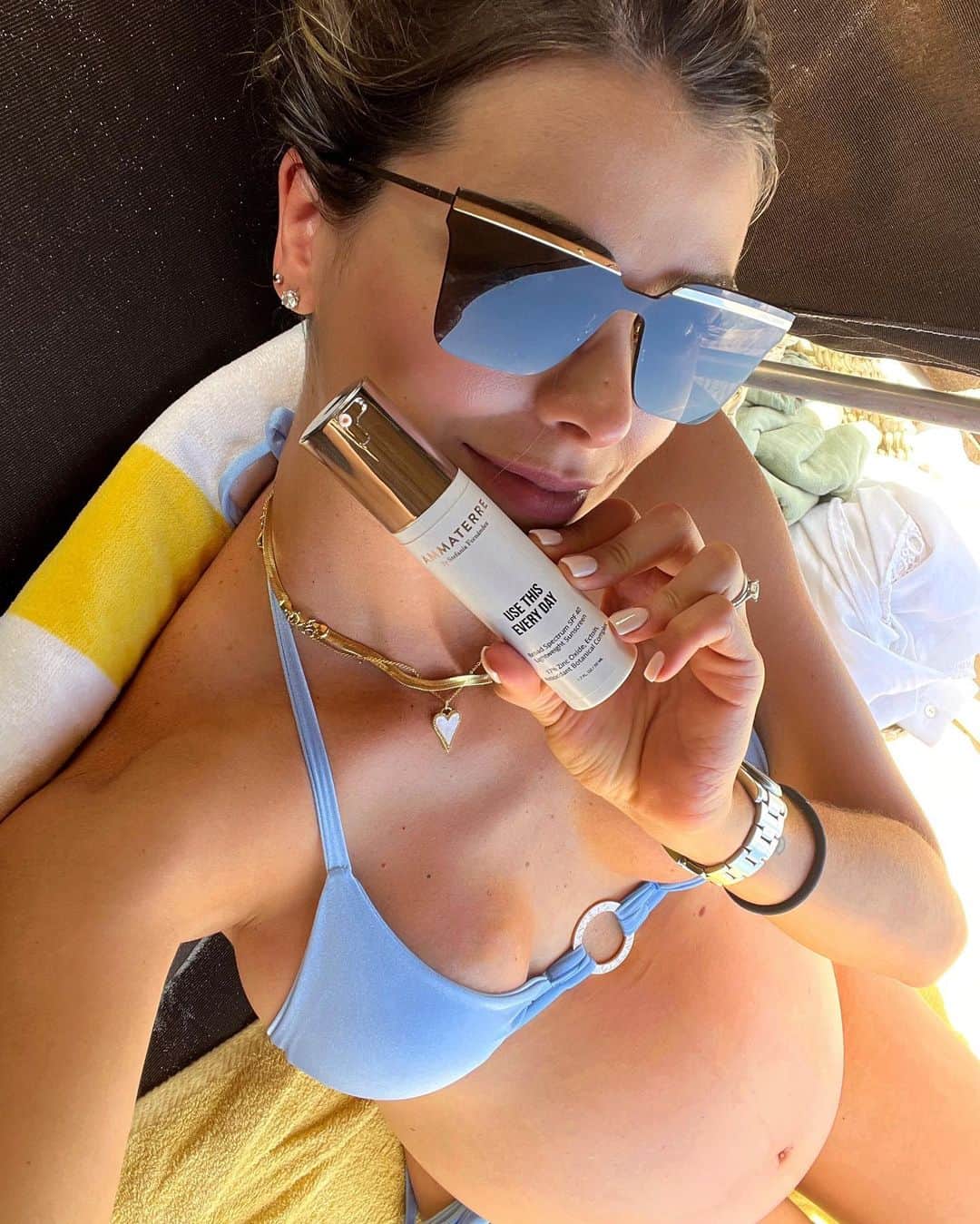 ステファニア・フェルナンデスのインスタグラム：「¡Ya tenemos mas inventario! De mi NUEVO protector solar @ammaterreskin 🌞🩵 Lo encuentran por: www.ammaterre.com  👇🏻👇🏻👇🏻👇🏻  BENEFICIOS  Mejora el aspecto de los signos visibles del envejecimiento, incluyendo arrugas, pérdida de elasticidad y manchas de la edad.  Hidrata, restaura y favorece de manera instantánea la reparación de la barrera cutánea.  Suave crema hidratante mineral de ligera tonalidad que se desliza por la piel y puede usarse como base de maquillaje.  Protege contra los nocivos rayos UV, mientras calma la piel y reduce el enrojecimiento.  Es seguro para pieles sensibles, propensas a tener rosácea y acné y para usar antes y después de tratamientos cutáneos.」