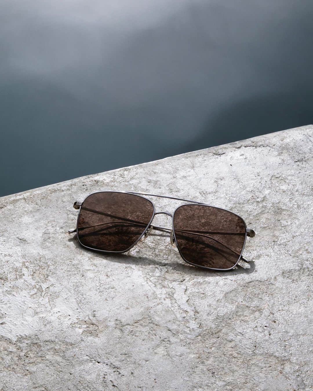 オリバーピープルズのインスタグラム：「Dresner spotted poolside. A lightweight titanium style crafted in Japan, Dresner draws inspiration from classic 1970s styles.」