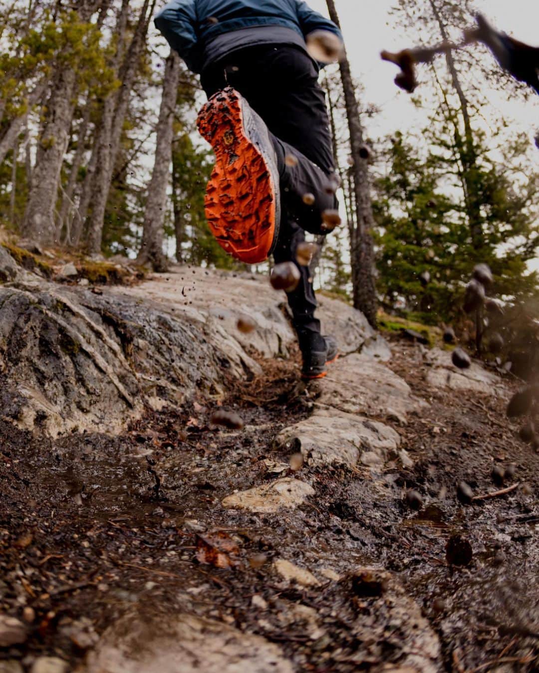 アークテリクスさんのインスタグラム写真 - (アークテリクスInstagram)「The mountain path is long, talus-strewn, and muddy. There are cliffs, root-snarled forest and rivers. Hell, there are even hungry animals out there. 🐻🦉🐈   Get a grip on our custom lug design and keep pace with elite mountain runner Eric Carter (@skiericcarter) and Arc’teryx designer Joël Salamin as they develop the Vertex lug design.   More in our stories. #arcteryx」6月11日 1時38分 - arcteryx