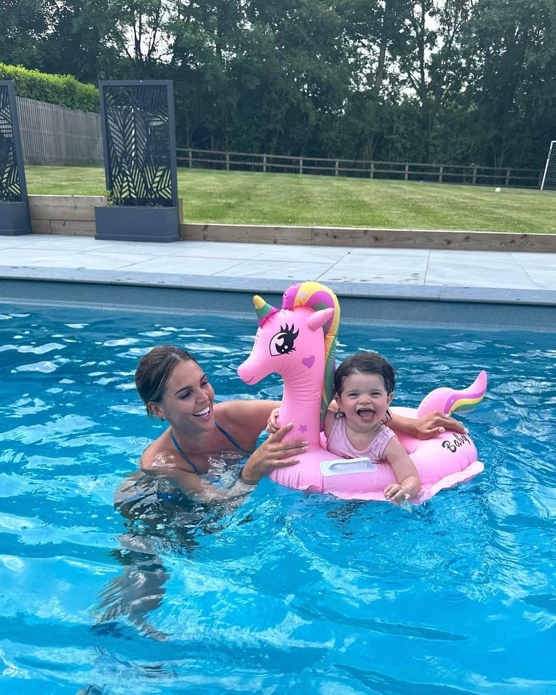 ダニエル・オハラさんのインスタグラム写真 - (ダニエル・オハラInstagram)「Blood, sweat and tears went into building this pool but having fun in the sun with my baby girl is worth it all, look at that smile 🥰😘」6月11日 1時50分 - missdlloyd