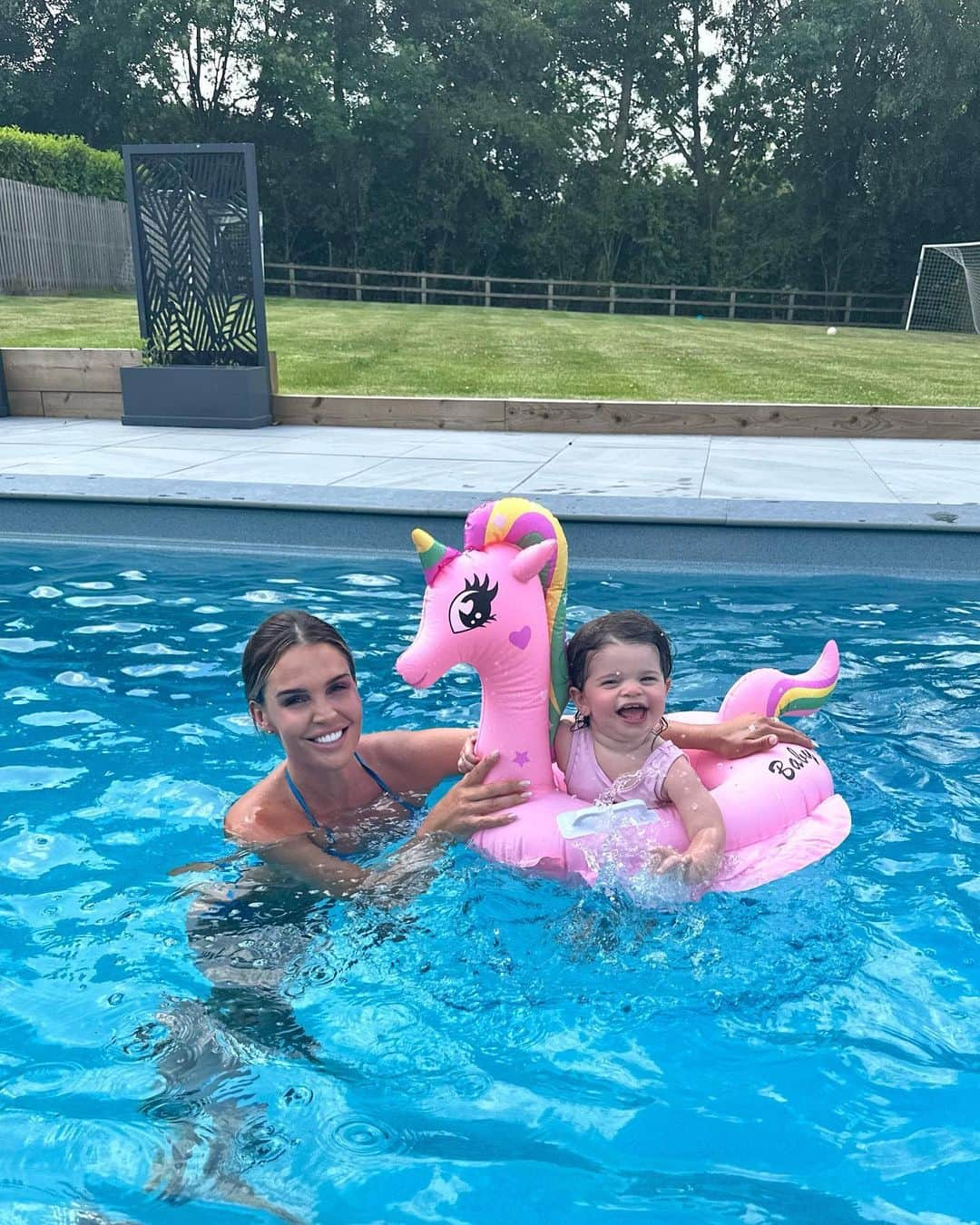 ダニエル・オハラのインスタグラム：「Blood, sweat and tears went into building this pool but having fun in the sun with my baby girl is worth it all, look at that smile 🥰😘」