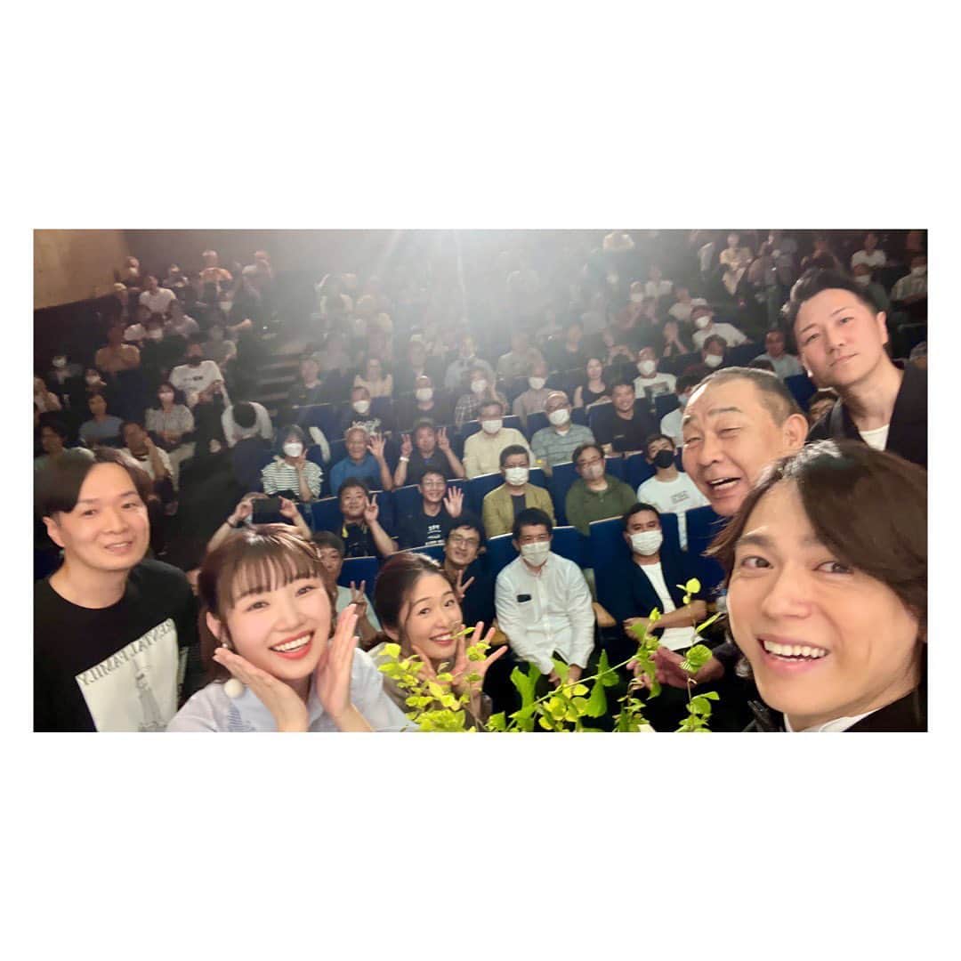 のインスタグラム：「初日舞台挨拶無事終わりました！  この映画は脚本の段階からお話しさせて頂いて、 スタートから2年の時を経て皆様に公開出来たこと心から嬉しいです。  ドキュメンタリータッチとして描く為に、 現場の演技の方法を監督と話し合ったり、 台本無しでアドリブで撮影したりと、  凄く思い入れのある作品です。  楽屋と打ち上げで、  でんでんさんが 「良い作品だから沢山の人に観てほしいなぁ」ってしみじみ言って頂いたことが本当に嬉しかったです。  来て頂いた皆様！ありがとうございました！✨  是非見てください！✨  映画『 レンタル×ファミリー 』 渋谷ユーロスペース 登壇：#塩谷瞬、#川上なな実、#白石優愛、#でんでん、#石井裕一（原作者）、#阪本武仁監督 eigajoho.com/archives/251503 #レンタルxファミリー」