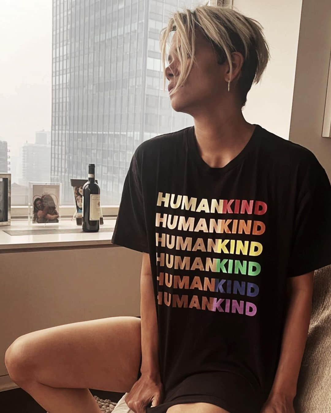 ハル・ベリーさんのインスタグラム写真 - (ハル・ベリーInstagram)「Full of PRIDE today for everyone’s right to BE! 🫶🏽❤️」6月11日 1時59分 - halleberry