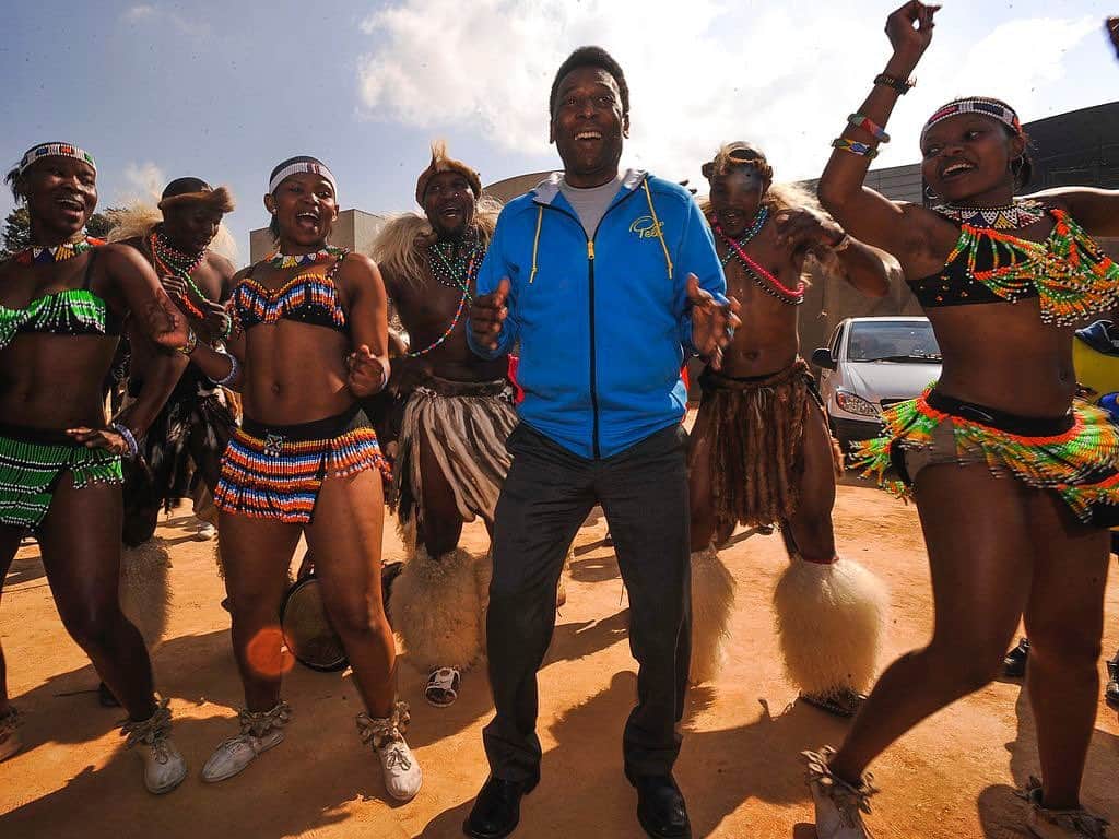 ペレのインスタグラム：「A diversidade cultural é o que garante a riqueza da nossa civilização. Rei Pelé realizou, por meio de diversas missões solidárias, justas homenagens a todos os povos do mundo e suas diferentes formas de manifestar suas tradições. Devemos aprender a amar as diferenças entre nós, pois são elas que fazem o nosso mundo tão belo. Hoje, as sociedades são multiétnicas, multirreligiosas e multiculturais. Isso é um tesouro, não uma ameaça. A Pelé Foundation acredita neste legado. . Cultural diversity is what guarantees the richness of our civilization. King Pelé carried out, through various solidarity missions, fair tributes to all the peoples of the world and their different ways of manifesting their traditions. We have to recognize this great power. We must learn to love the differences between us, for they are what make our world so beautiful. Societies today are multi-ethnic, multi-religious and multi-cultural. That's a treasure, not a threat. The Pelé Foundation believes in this legacy.」