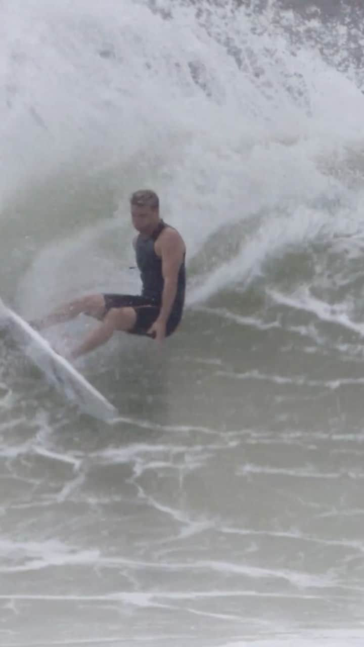 コロヘ・アンディーノのインスタグラム：「It was an honor to try and remake what I consider to be the greatest surf movie part of all time. Check out the newest episode of 5’5 x 19 1/4 century where I try to do @curfuffle famous 5’5 x 19 1/4 part justice.  Link in bio 🤙🏻」