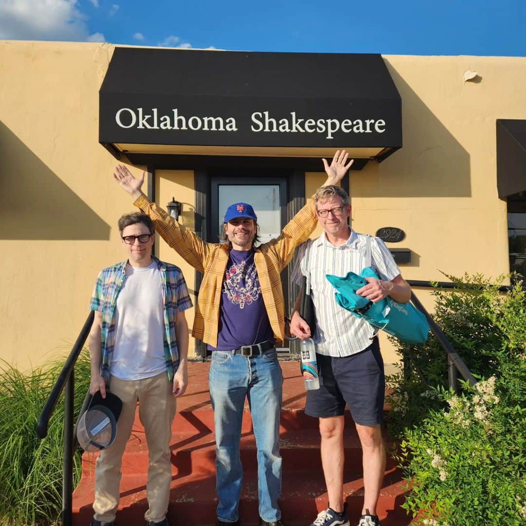 リヴァース・クオモのインスタグラム：「Shakespeare makes us happy. We had a great time seeing Much Ado About Nothing last night and meeting the cast after. Support your local theatres, folks. @okshakespeare @brianbell @weezer」