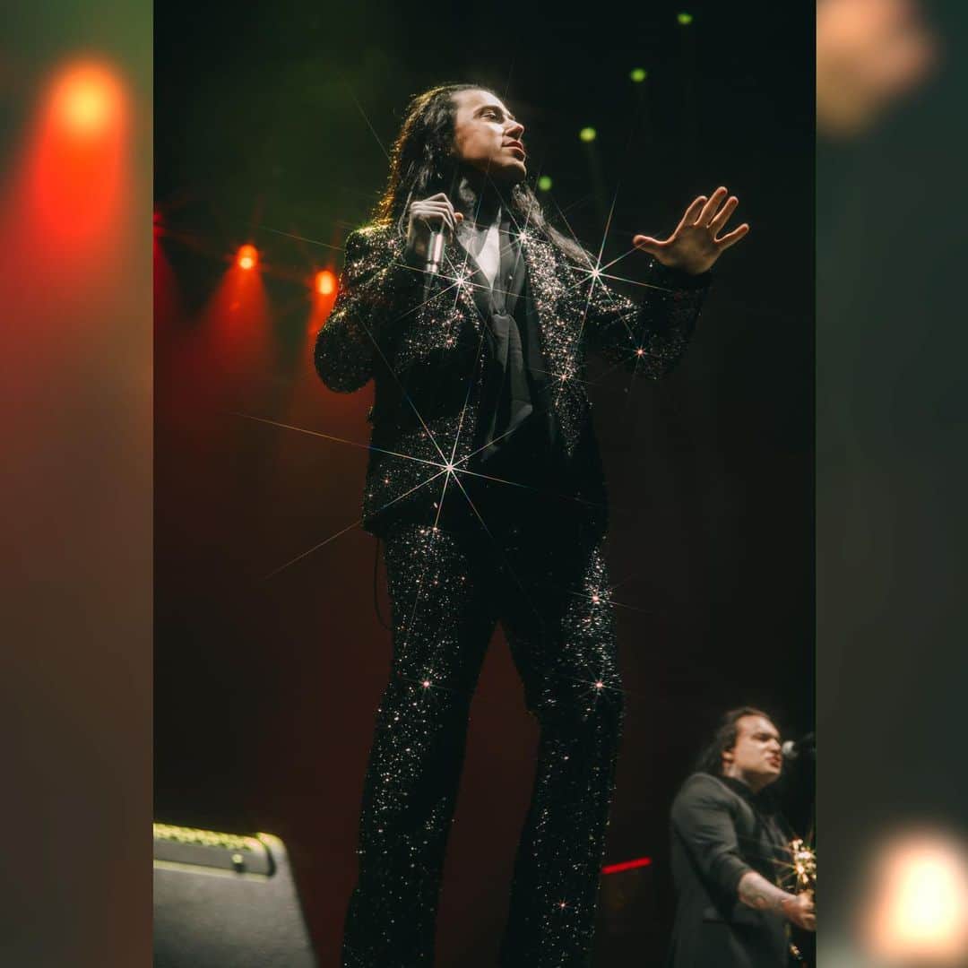 ロニー・ラドクのインスタグラム：「no red carpets, no paparazzi, no gimmicks, just a rock show with real people.  #killshot」