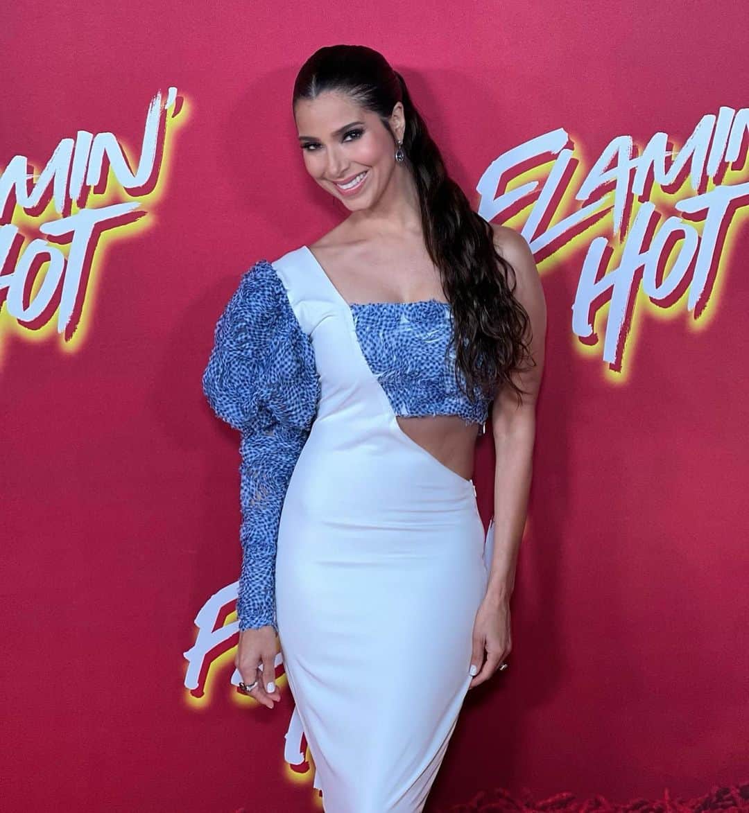 ロゼリン・サンチェスのインスタグラム：「Special and beautiful night last night celebrating my hermana @evalongoria and her absolutely perfect movie @flaminhotmovie   More pics to come but please go watch NOW on @hulu and @disneyplus   You will enjoy every second of it. Masterfully directed, exquisitely acted and just a joy to watch. Promise you …. You WILL LOVE IT!  Juntos somos más y juntos somos mejor. Let’s support and have Eva and everybody involved cross the finish line in victory.  This movie is a tribute to us Latinos and our resilience.  A apoyar masivamente a nuestra querida representante Eva 💕」