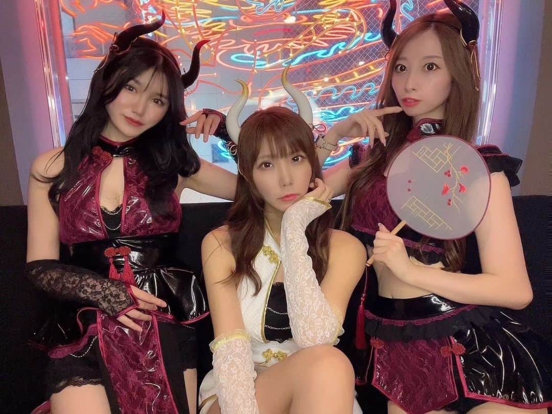 片瀬亜乃のインスタグラム：「6/23〜グランドオープンする コンカフェ龍幻酒家さんの衣装お披露目レセプションにご招待いただいたよ✨  3人とも違う衣装お借りしたのだけどみんなはどれが好きかな？ ドラゴンシーシャも好みの味にしてくれて非現実的な時間を過ごせそう！  女の子もみんな可愛くて、楽しい子ばっかりで歌舞伎町のコンカフェ行くならここだね♥  来週のレセプションも楽しみ‼️  #コスプレ #コンカフェ #歌舞伎町 #新宿 #シーシャ」