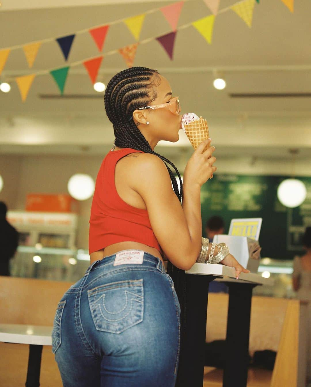 セラヤ・マクニールさんのインスタグラム写真 - (セラヤ・マクニールInstagram)「Apple bottom make ‘em wanna bite 😋🍦  Shop for your Skinny Truies using my code “SERAYAH20” get $20 off $150 + order!! @truereligion #MYRLGN #Ad」6月11日 2時33分 - serayah