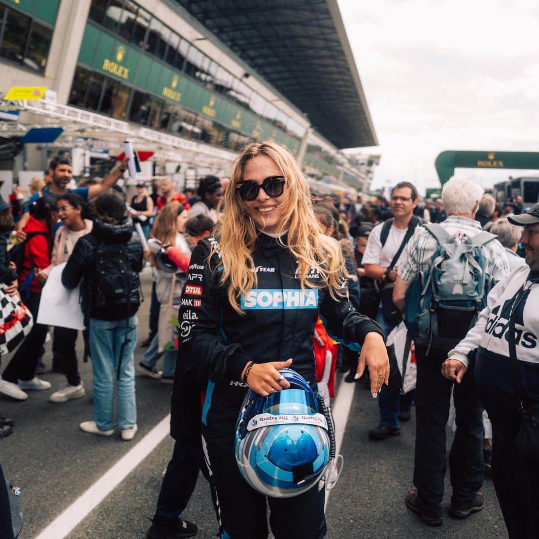 のインスタグラム：「LE MANS 💙 Being here of course is amazing but it definitely does hurt to not race myself. That track, that race, that event! It’s just so SPECIAL! And this year it’s the #centenary 💙 Wishing everyone best of luck! And until now it’s been sooo good to watch so everyone switch your TVs on! 💨💨 // #sophia #sophia99 #changeagent #racegirl #racing #motorsport #lemans #unscripted #soptimism #century」