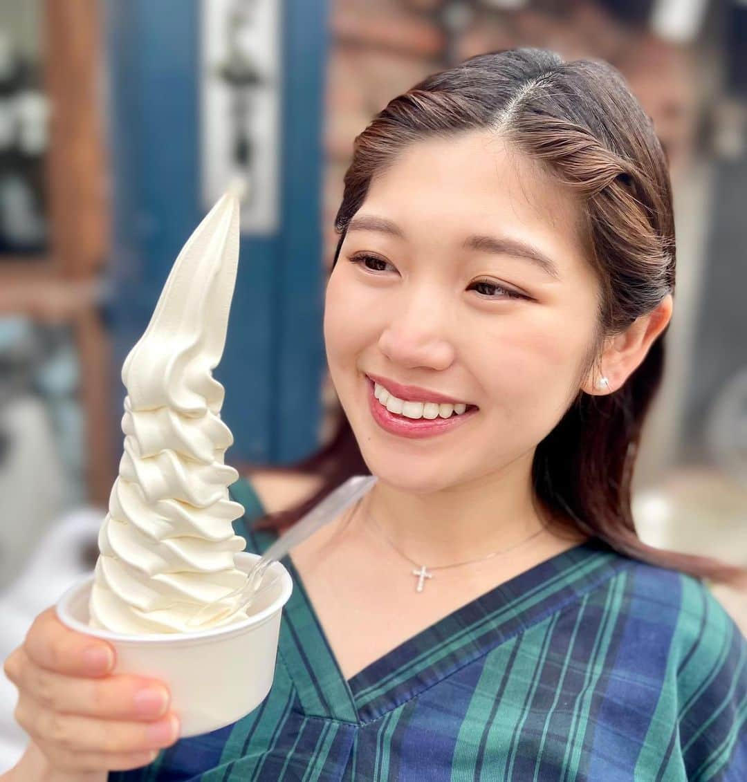 高橋幸さんのインスタグラム写真 - (高橋幸Instagram)「ペロリと完食した大きなソフトクリーム😋🍦 雨の多い季節になりましたが、気持ちは晴れやかに過ごしたいものです☀️  #シロクマカフェ #戸越銀座 #softserve」6月11日 8時18分 - sachitakahashi8