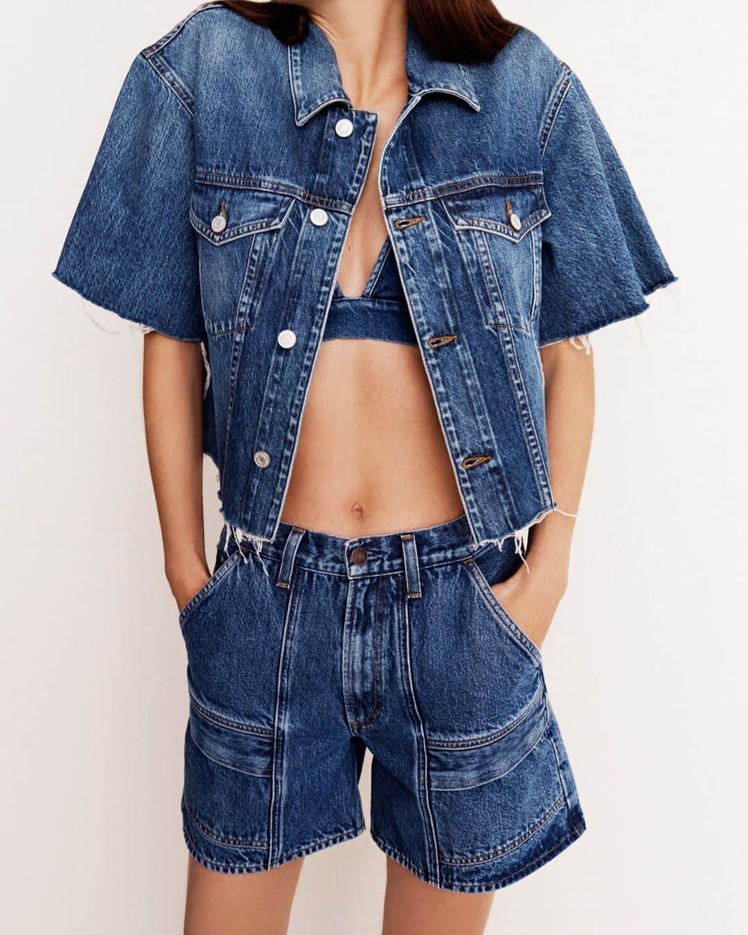 のインスタグラム：「A denim dream @agolde」