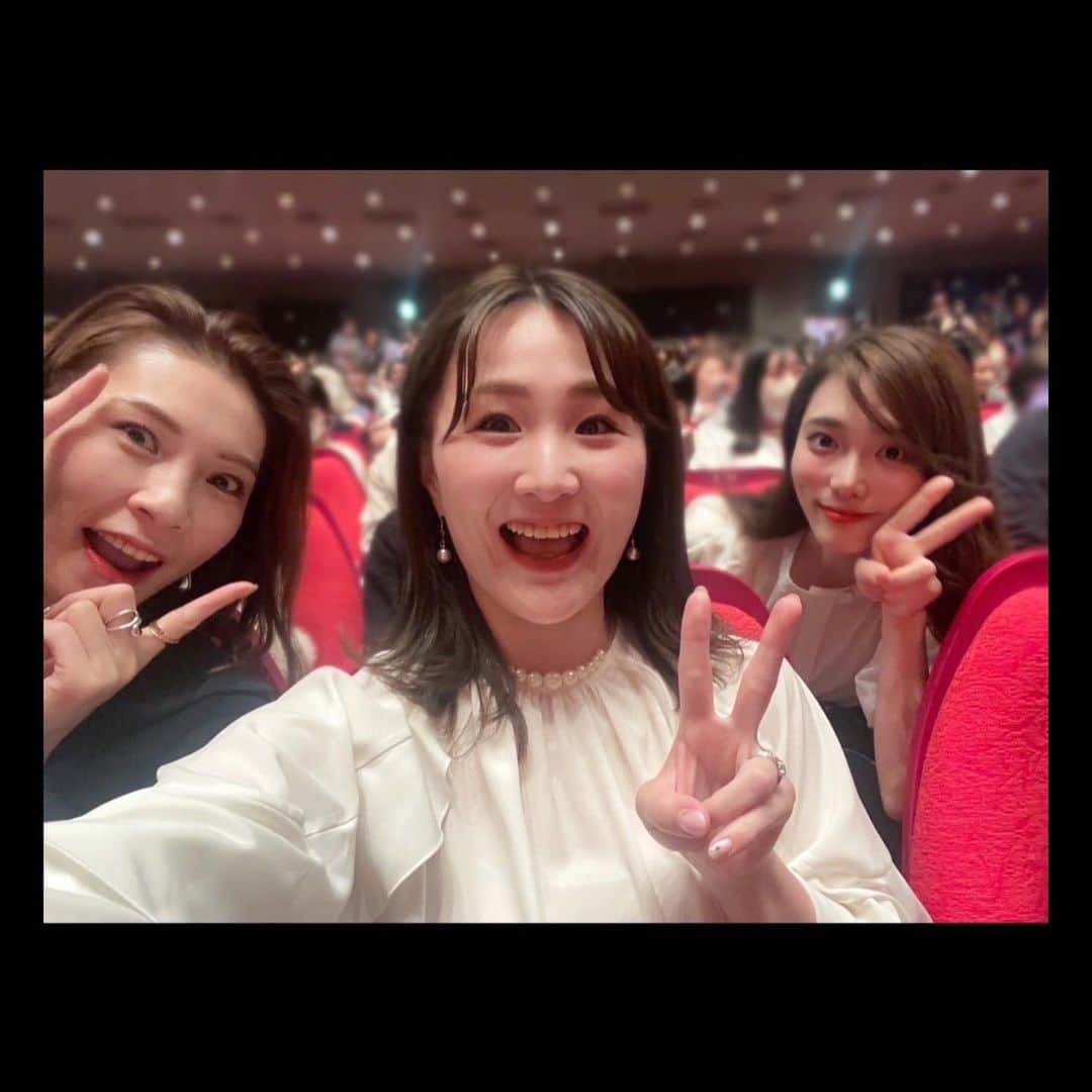 のインスタグラム：「宙組大千秋楽ということで、思い出がよみがえってきていてもたってもいられないので今日は、宝塚OGの方々との写真や、他にも色々...を思うがままにupしていきたいと思います。情報が渋滞すると思いますが、ご了承ください(たまりにたまっているため今日紹介しきれない分ももちろんあると思うので、また気が向いた時にちょくちょく出すとは思いますが) まずはこちら！  お世話になった先輩方✨ #花音舞 さんと #瀬戸かずや さんと♡♡ 特に、花音さんとは宙組時代にご一緒に過ごさせていただきまして...感謝の気持ちであふれています。いつも明るくてお優しくて、私だけ勝手に？かもしれませんが、フィーリングがとにかくとても合うんです！！先日はお二人にお会いでき、本当本当に嬉しかったです🩷そうそう、そーいえば！先週のてんれなうるうるでも、お話させてもらいましたよね🩷トップハット公演中ウィルキンソンで乾杯🥂していたエピソードを☺️🫶 #takarazuka #宝塚 #宝塚歌劇団 #花組 #宙組 #タカラジェンヌ #宝塚og #元宝塚 #天玲美音 #宝塚歌劇 #宝塚観劇」