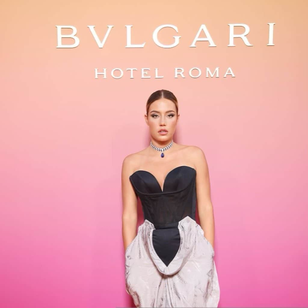 アデル・エグザルホプロスのインスタグラム：「Rome a @bulgarihotels  #bulgarihotelroma #Bulgarihotel   Ukulele & pasta & 💞」