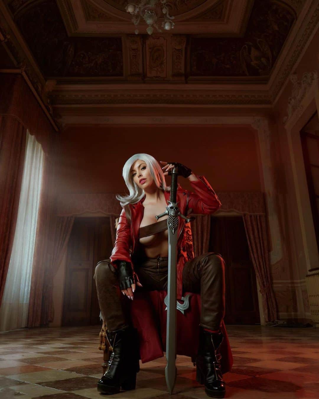 Nadya Antonのインスタグラム：「Devil may cry 3 🔥  Crazy to think that this game was released in 2005, for sure one on the coolest action- adventure sagas ⚔️ 📸 @carlos_adama  👗 @nadyasonika  #devilmaycry #dante #capcom #genderbender」