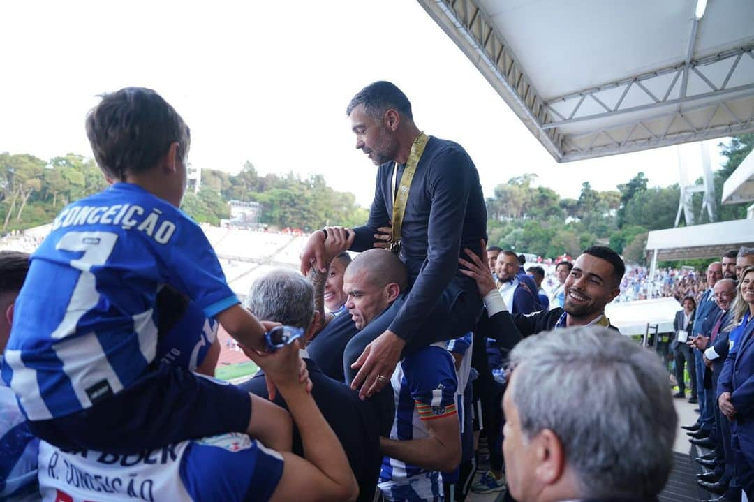 ペペさんのインスタグラム写真 - (ペペInstagram)「💙🤍 @fcporto」6月11日 3時23分 - official_pepe