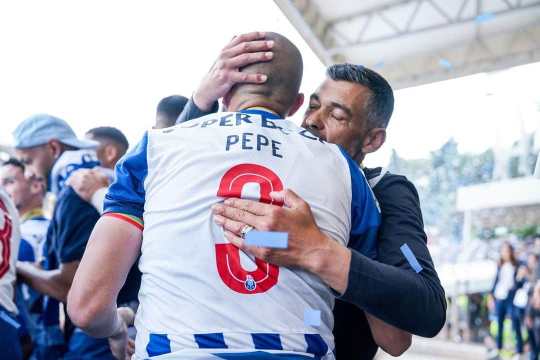 ペペのインスタグラム：「💙🤍 @fcporto」