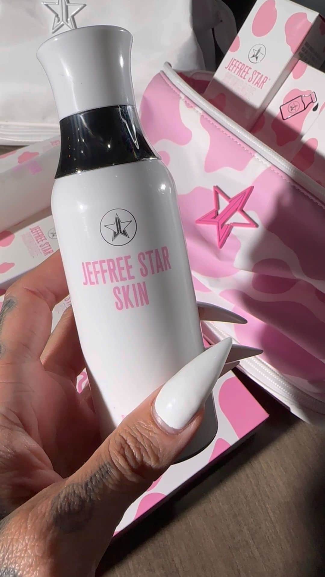 Jeffree Star Cosmeticsのインスタグラム：「READY FOR NEW SKIN CARE?! 🥛💖 STAR MILK by @jeffreestarcosmetics #jeffreestarskin launching JUN. 16th!! 🥛 Tomorrow we will be showing the sizzle reel and then giving you all the details Sunday for the product reveals!! 🐄Get ready to give your face & body the biggest drink it deserves 🤍 #skincare #milk #toner」