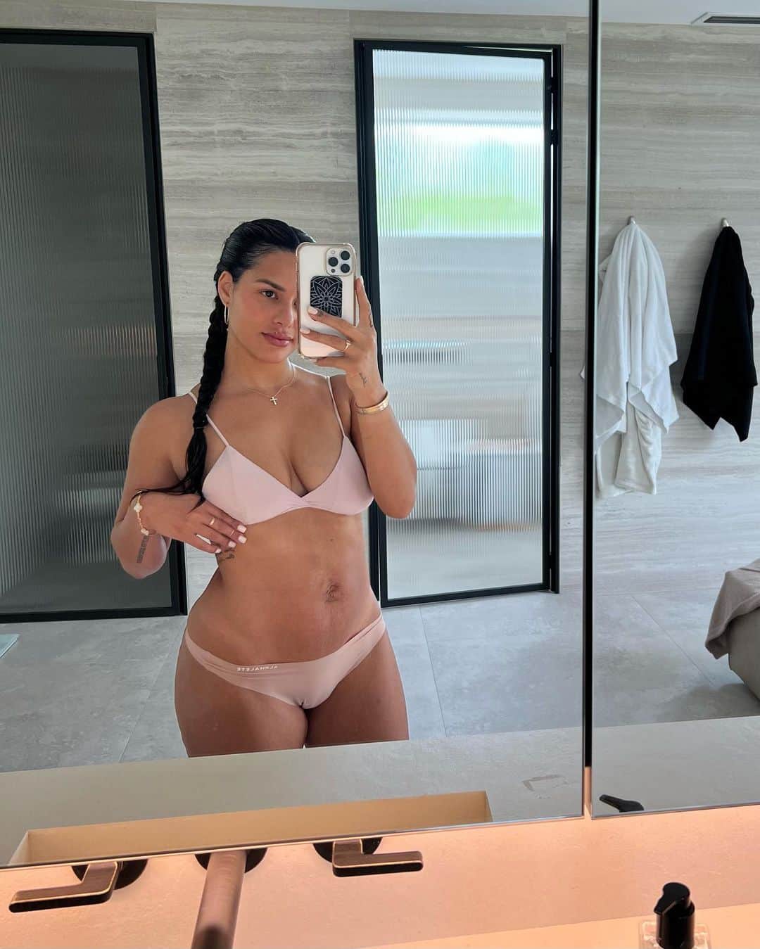 Katya Elise Henryさんのインスタグラム写真 - (Katya Elise HenryInstagram)「My current BEACH BODYYY 🌴🥰 5 months postpartum on Monday! Today I am very proud of myself and my body, as I should be every day, right? however… that’s not always the case. I either feel like thatttt b*tch & no one can tell me nothing (confidence over the roof) orrrr so completely defeated & I cry. And I’ve realized my new thing when I’m defeated and sad is over eating… which again is so different from how I used to be. Everything has changed since having my 2 angel babies back to back. The way I think the way I live eat breathe sleep literally all of it. & I wouldn’t change it for the world. I have far more confident days than not, thank you God. But this mama stuff ain’t for the weak! In all situations, we all struggle, it’s not always rainbows and sunshine. I look back at old photos from 4 years ago and even then i thought I wasn’t good enough. Goes to show you, it’s a mindset thing. LOVE YOURSELF NOW!!!!! All bodies are f*cking beautiful and unique and don’t let anybody tell you otherwise! I’m kicking it into gear this month, I am gonna try my hardest to stick to a consistent routine and be my happiest and healthiest… fitness is a JOURNEY. I’ve been doing this for 9 years. It’s gonna be a lot of ups and downs but we’re gonna do this together 🤝🏽 is you withhhh me or what?! My re-released @wbkfit Beach Body Program is out now, let’s work hard… put that damn swimsuit on and bring that body to the mf beach.」6月11日 3時23分 - katyaelisehenry