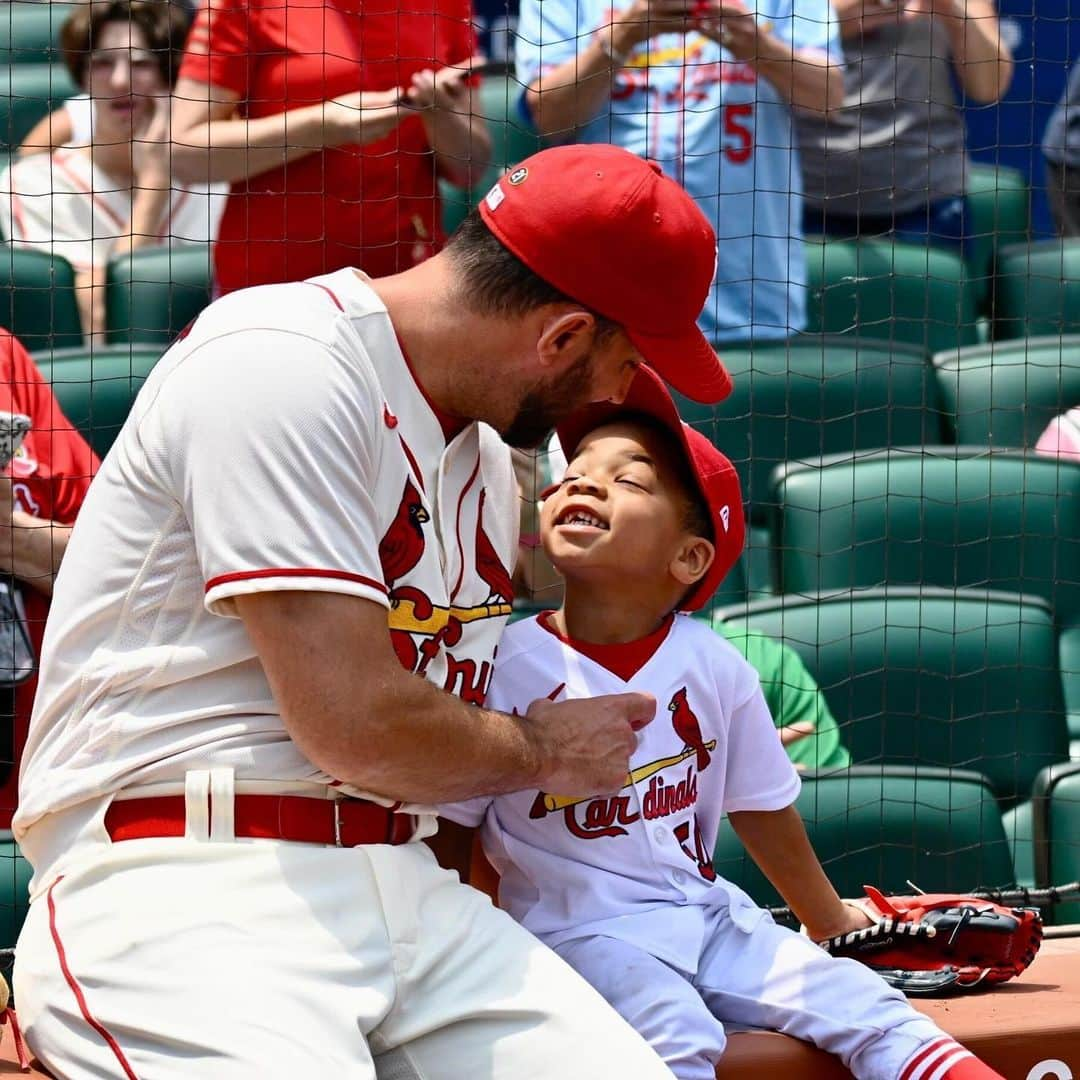 セントルイス・カージナルスさんのインスタグラム写真 - (セントルイス・カージナルスInstagram)「Like father, like son.   With the team playing on the road next weekend on Father’s Day, Caleb Wainwright came out to the ballpark today to provide his dad with a little early Father’s Day surprise ❤️」6月11日 3時42分 - cardinals