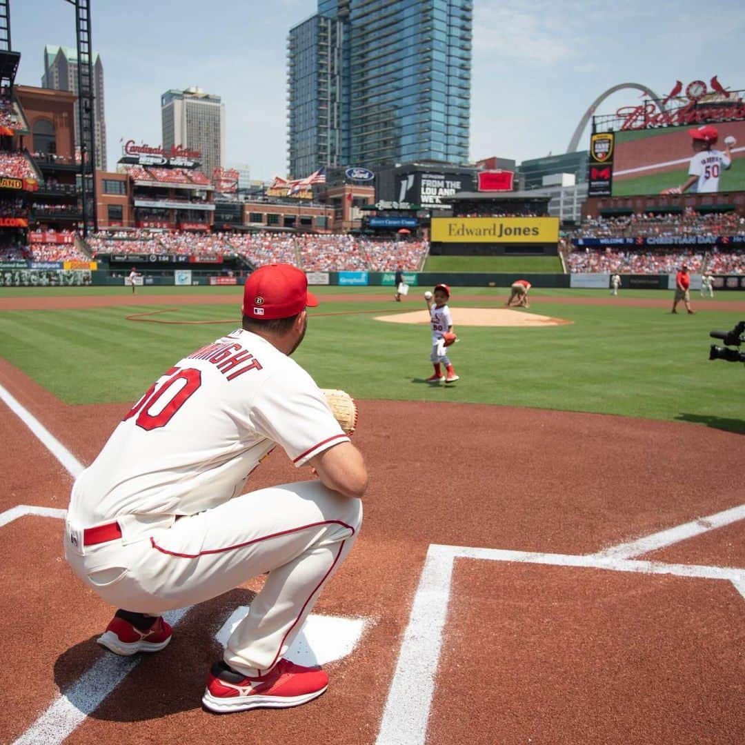 セントルイス・カージナルスさんのインスタグラム写真 - (セントルイス・カージナルスInstagram)「Like father, like son.   With the team playing on the road next weekend on Father’s Day, Caleb Wainwright came out to the ballpark today to provide his dad with a little early Father’s Day surprise ❤️」6月11日 3時42分 - cardinals