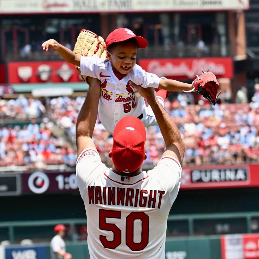 セントルイス・カージナルスさんのインスタグラム写真 - (セントルイス・カージナルスInstagram)「Like father, like son.   With the team playing on the road next weekend on Father’s Day, Caleb Wainwright came out to the ballpark today to provide his dad with a little early Father’s Day surprise ❤️」6月11日 3時42分 - cardinals