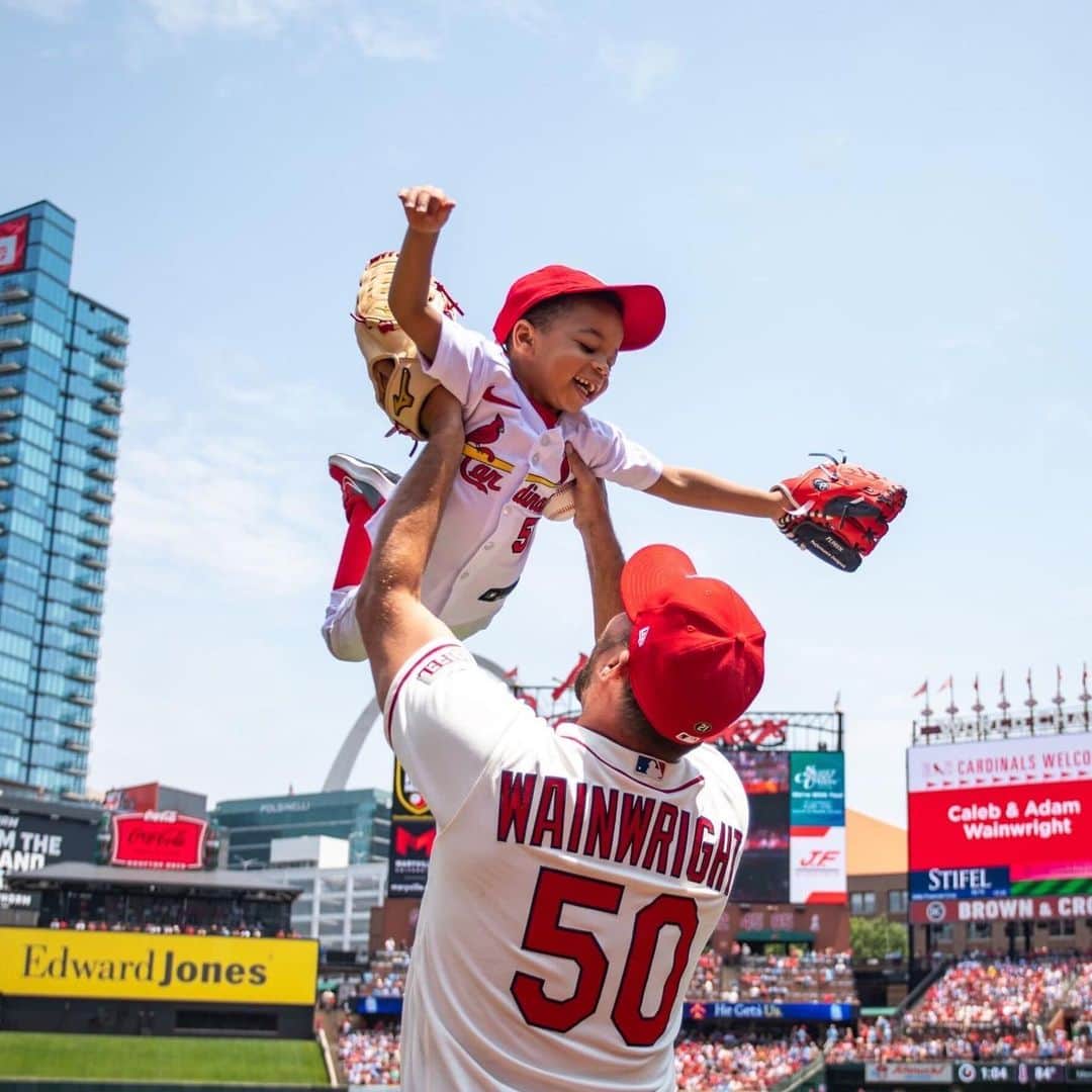 のインスタグラム：「Like father, like son.   With the team playing on the road next weekend on Father’s Day, Caleb Wainwright came out to the ballpark today to provide his dad with a little early Father’s Day surprise ❤️」