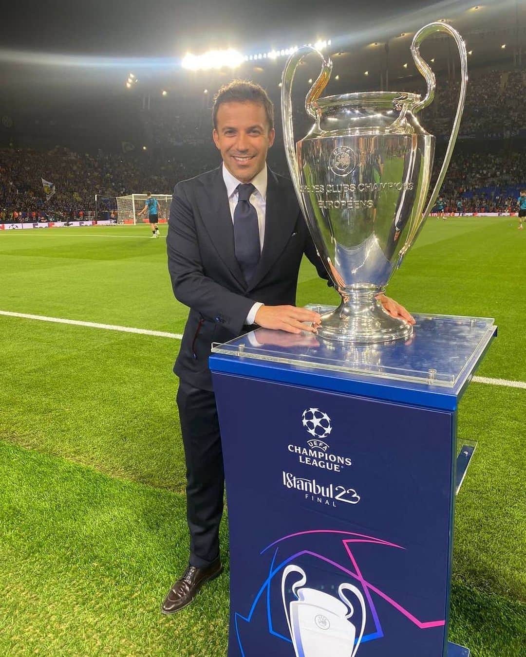 アレッサンドロ・デル・ピエロのインスタグラム：「Sua Maestà la Coppa!!! . . . @championsleague @mancity @inter #final #istanbul #adp10」