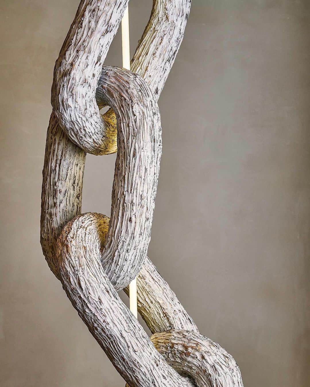 ケリーウェアスラーのインスタグラム：「BREAKING THE MOLD Commissioning an artist for a unique project is such a highlight for the team and I. Art has the power to ignite passions and identify the heart and soul of an environment. While seeking inspiration for this project, I discovered a chain link work by Kelly Lamb, a Los Angeles based artist. Drawing inspiration from the chains on the boat's anchor, her artwork beautifully captures the maritime spirit we aimed to embody. Kelly and I collaborated on a sculptural lighting work for the reception of this hotel in Santa Monica, which drew inspiration from the surroundings. XK」