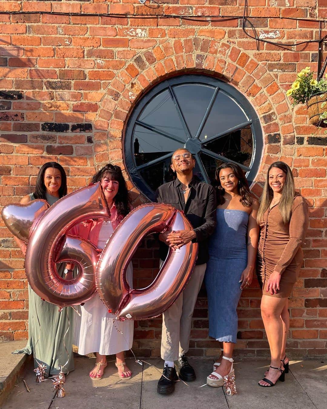 のインスタグラム：「She may be the big 60 but she doesn’t look a day over 21 xo  🫶🏼✨」