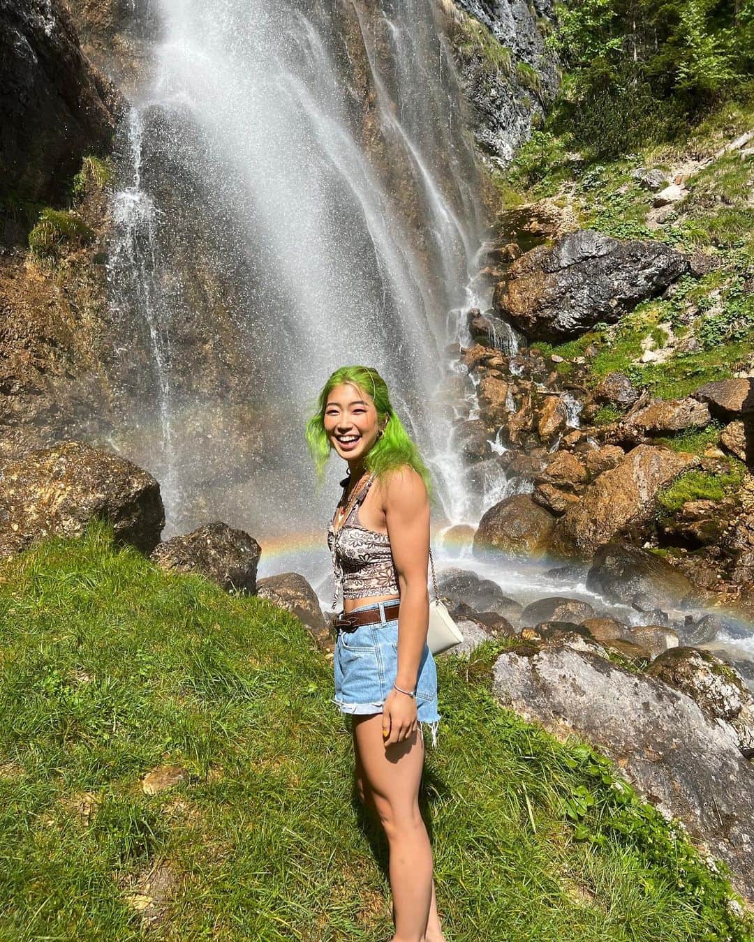 野中生萌のインスタグラム：「Enjoying the little things in life💚🥰🌈✨🌳👩🏻‍🤝‍👩🏽🫰🏽💕🐸💕✨after the rain, the rainbow comes out 雨が降った後は虹がでる♪」