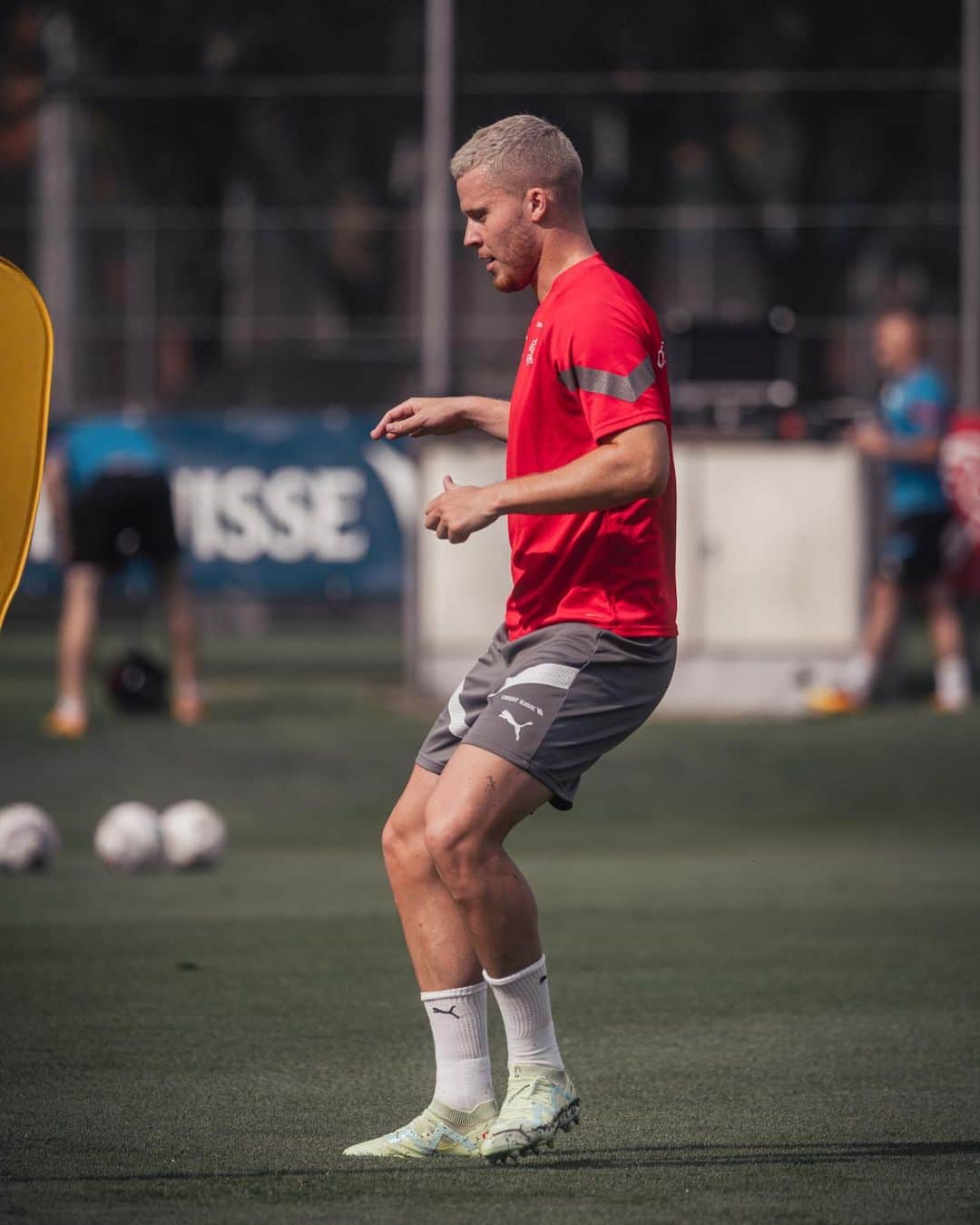 ニコ・エルヴェディのインスタグラム：「First footing with @swissnatimen before the next two Euro qualifiers🇨🇭#pilz#swissnati#NE4」