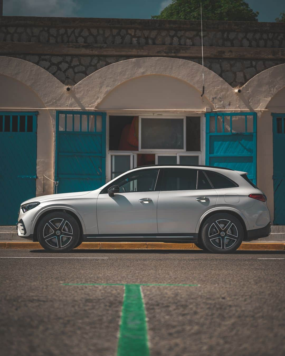 メルセデス・ベンツさんのインスタグラム写真 - (メルセデス・ベンツInstagram)「Enjoy every journey with the #MercedesBenz #GLC  📷 @jelinek.b for #MBcreator   #SUV  [Mercedes-Benz GLC 300 de 4MATIC | WLTP: Kraftstoffverbrauch kombiniert: 0,5‒0,4 l/100 km | CO₂-Emissionen kombiniert: 14‒10 g/km | Stromverbrauch kombiniert: 23‒20,6 kWh/100 km | mb4.me/DAT-Leitfaden-electric]」6月11日 5時00分 - mercedesbenz