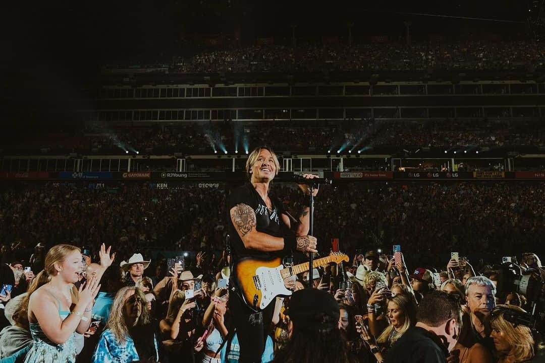 キース・アーバンのインスタグラム：「there’s nothing quite like #CMAfest, and it never gets old. thank you !!!  📸 @brenventure @johnshearer」