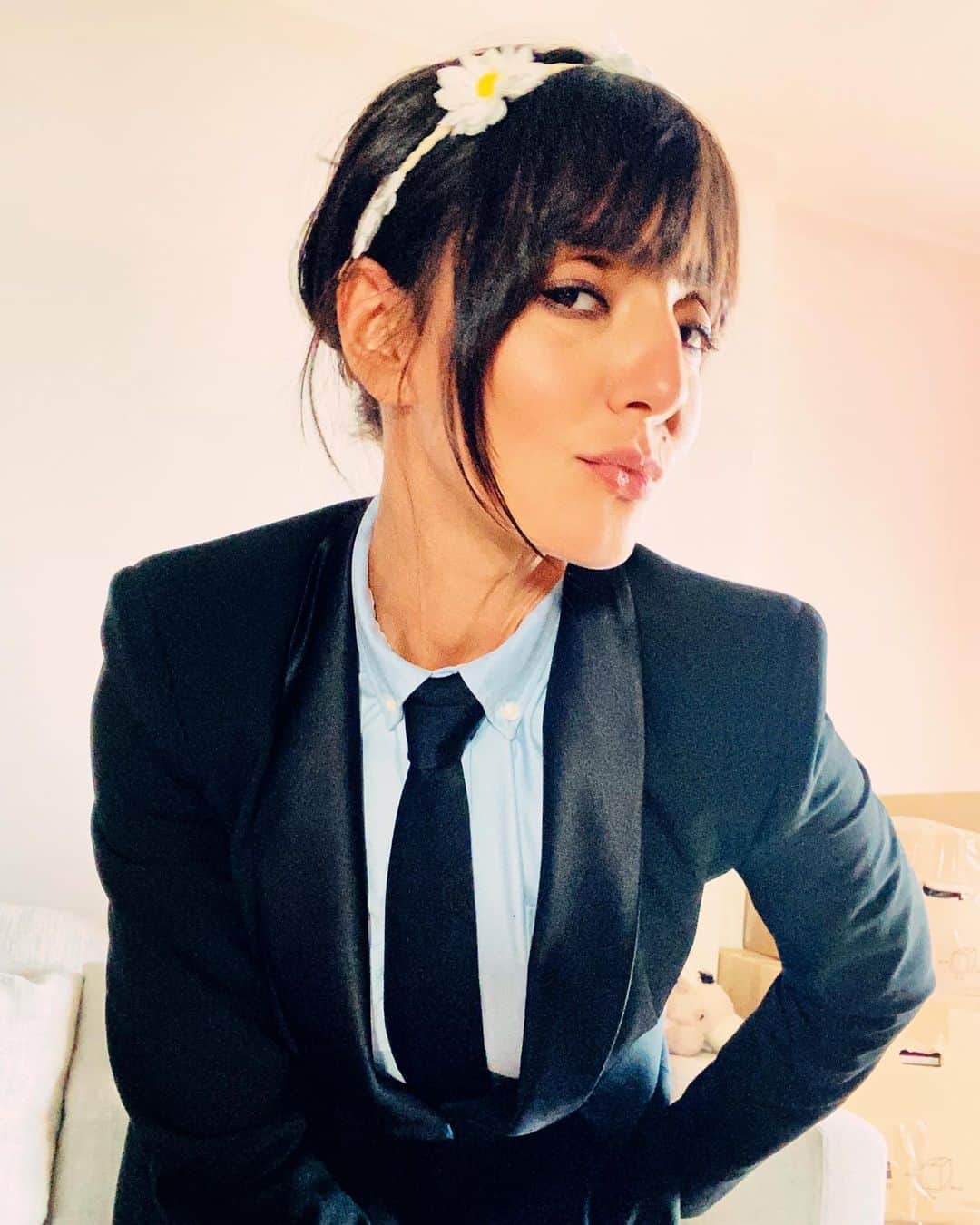 Ambra Angioliniのインスタグラム：「Nella gentilezza, nel rispetto, nel giurarsi eleganza eterna , nel tanto sentire il cuore degli altri, , nell’alleanza, nelle mamme e nelle mumme… in questa famiglia io ci credo #gay #gaypride  Nell’ultima foto, ho messo chi ha contribuito a farmi diventare la “principessa del lip-sync” e di ogni diritto da rivendicare #lgbtq」