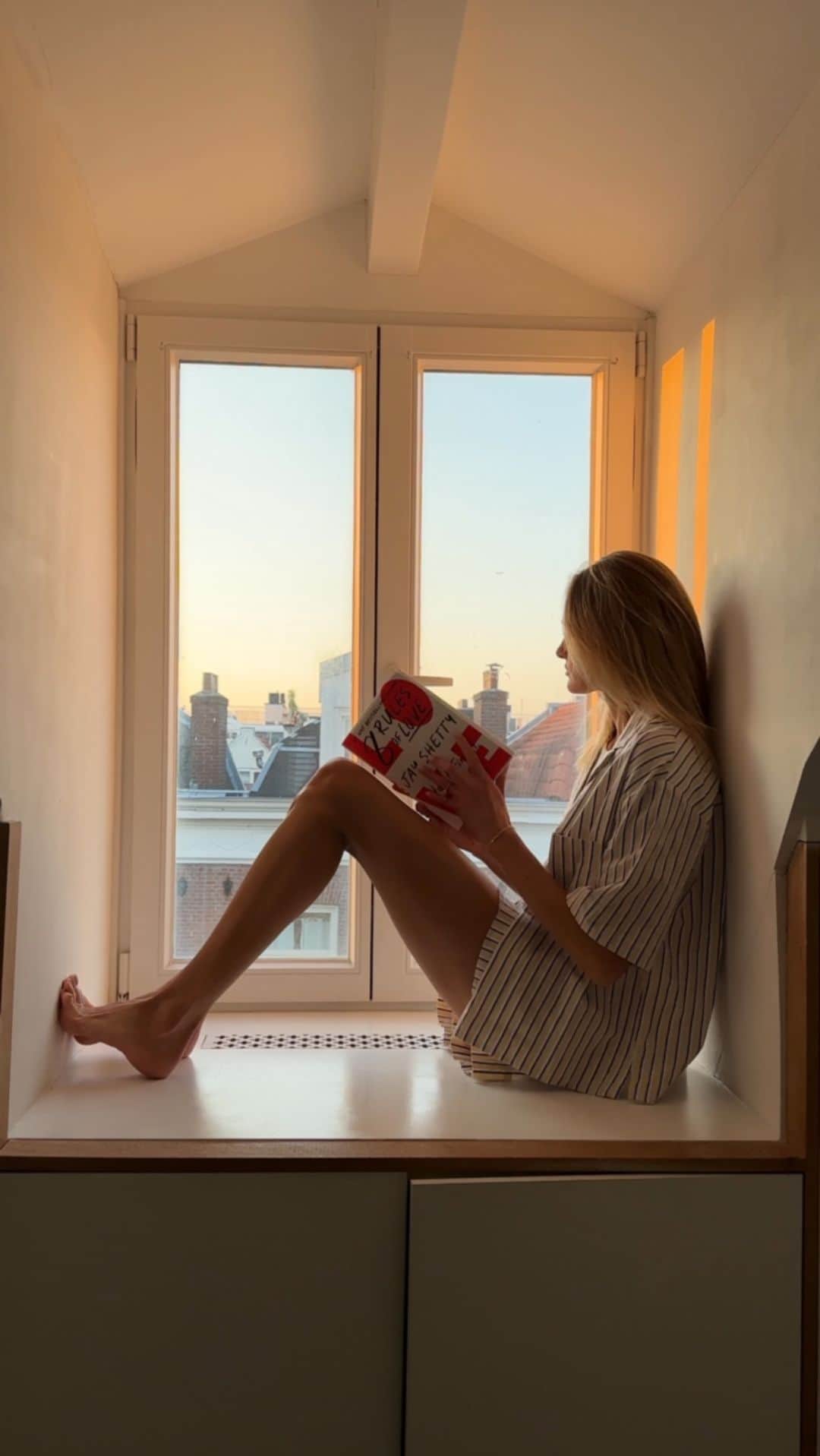 サンヌ・ヴロートのインスタグラム：「There’s no better feeling than finally coming home! These past few days in the Netherlands have been all about slowing down and embracing the calmness before the upcoming the storm.   Just 10 more days until the big day! 👰🏼‍♀️   📍 Amsterdam   set: @andotherstories」