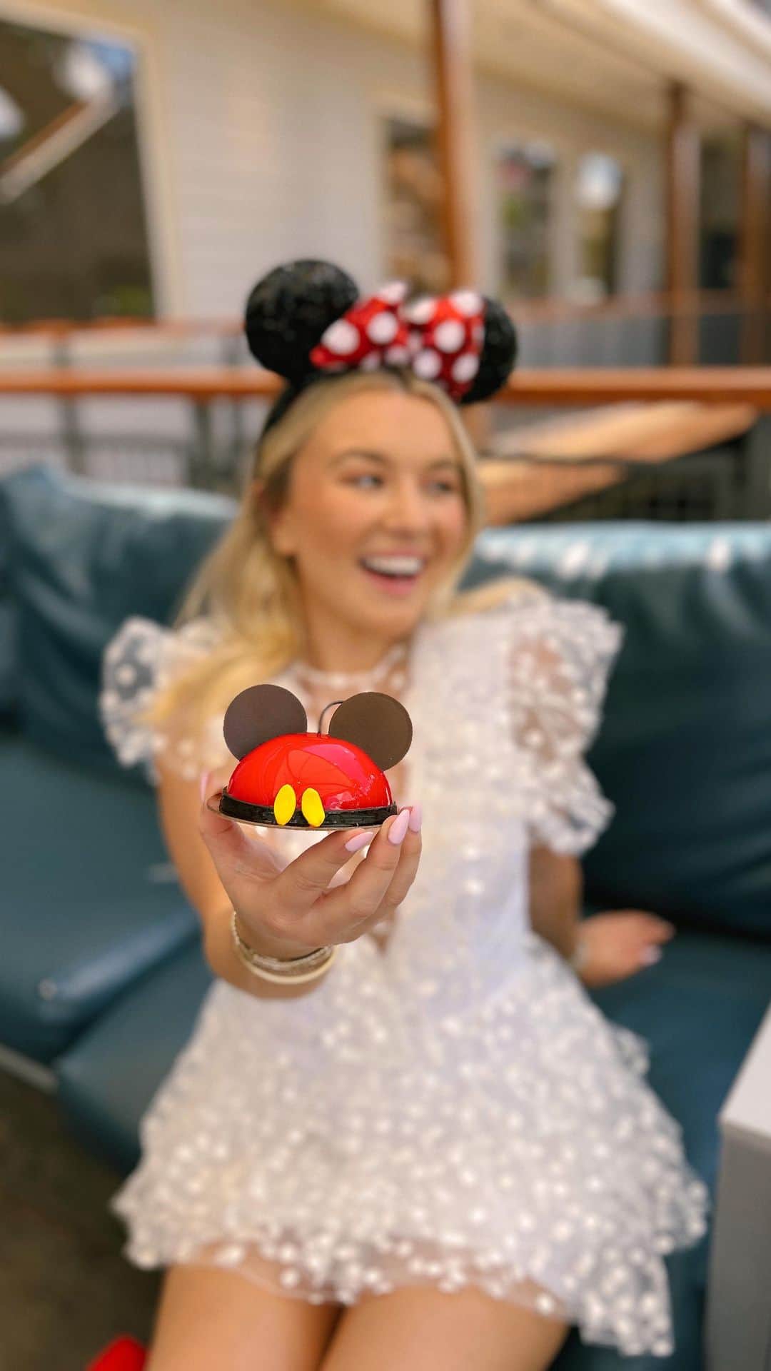 トーリ・ウェブスターのインスタグラム：「Walt Disney World outfit check ❤️🐭🪄🧚‍♀️  @waltdisneyworld #AllTheDisneyThrills   #ootd #outfitoftheday #fashionvideo #styleinspiration #fashioninspo #outfitideas #fashionblogger #outfitgoals #styleoftheday #disney #disneyworld #minniestyle」
