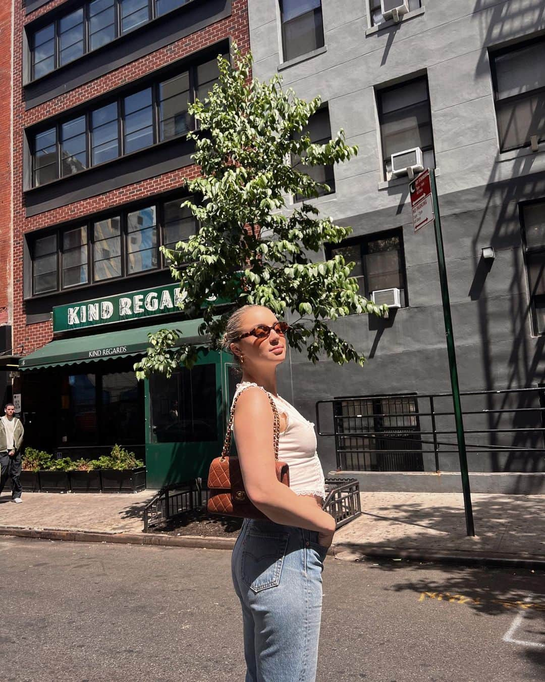 アレクサ・ロジーさんのインスタグラム写真 - (アレクサ・ロジーInstagram)「1. presents for roxie’s last show 2. summer in the city  3. moments before ugly crying for hours 4. nice city views  5. gift from @marcjacobs  6. @ringconcierge 😏🤭 7. tubby with a view 8. alexa (taylor’s version)  9. feels like march 2020 10. time to get outta here」6月11日 5時45分 - alexalosey