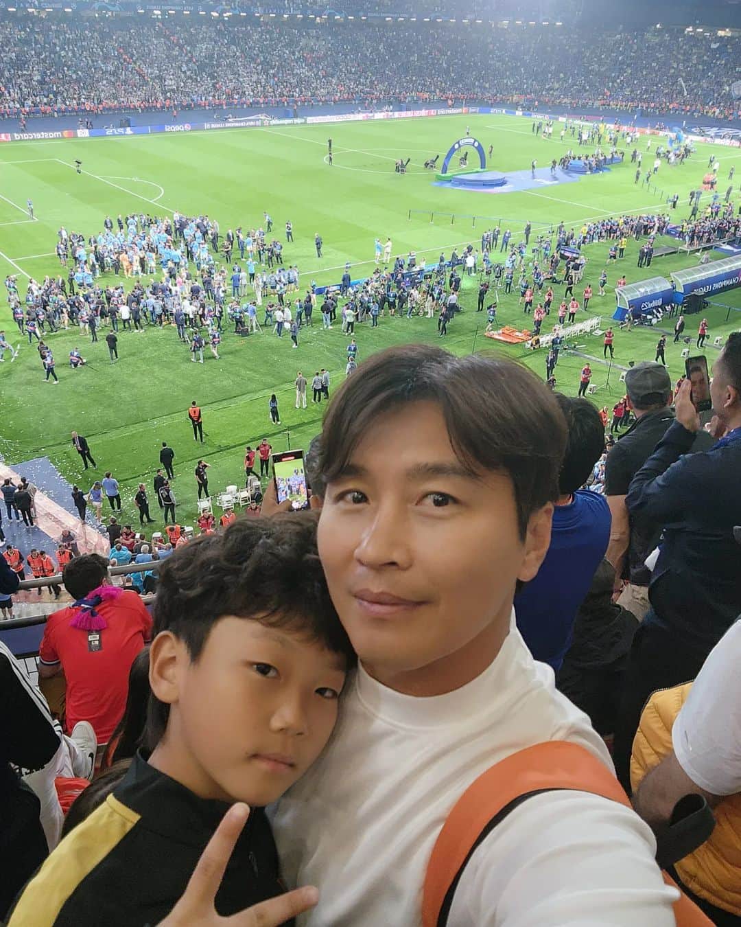 イ・ドングクのインスタグラム：「시안이가 좋아하는 맨시티 트레블 역사적인 순간을 지켜보다니🏆🔥 #맨시티 #인터밀란 #UEFA챔피언스리그」