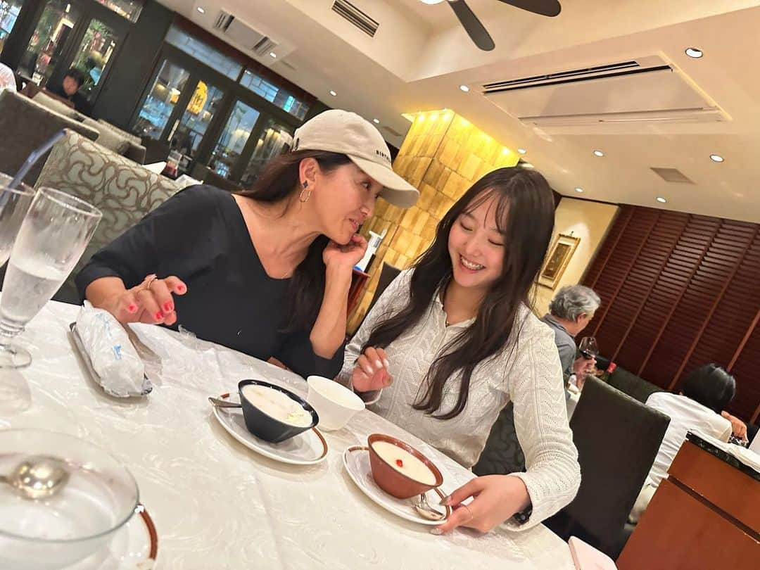 坂木優子さんのインスタグラム写真 - (坂木優子Instagram)「♡ ♡ ♡  長女からの着信で📲 焼き鳥から　フカヒレに♡ luckyな日♡  #東京グルメ #フカヒレ姿煮 #中華料理 #マンゴープリン #絶品#しあわせ時間 #ありがとう #美味しいお店 #老舗の味 #dk#thankyou #dinner #lover   #坂木優子」6月11日 6時31分 - beacheyuko